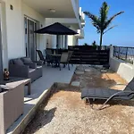 2 Bed Apt Mountains And Costal Views With Pool