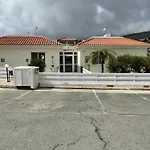 2 Bed Apt Mountains And Costal Views With Pool