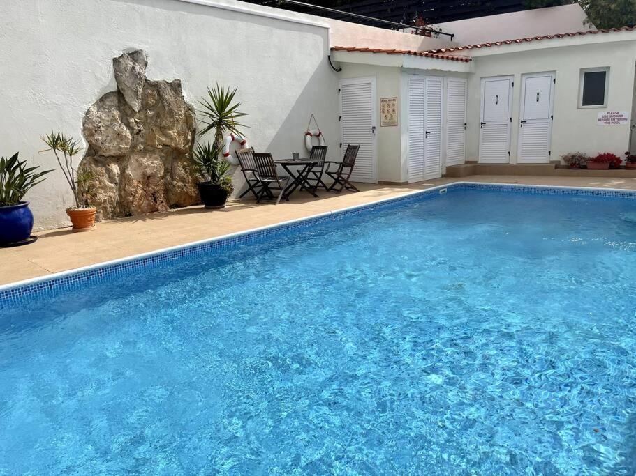2 Bed Mountains And Costal Views With Pool Apartment