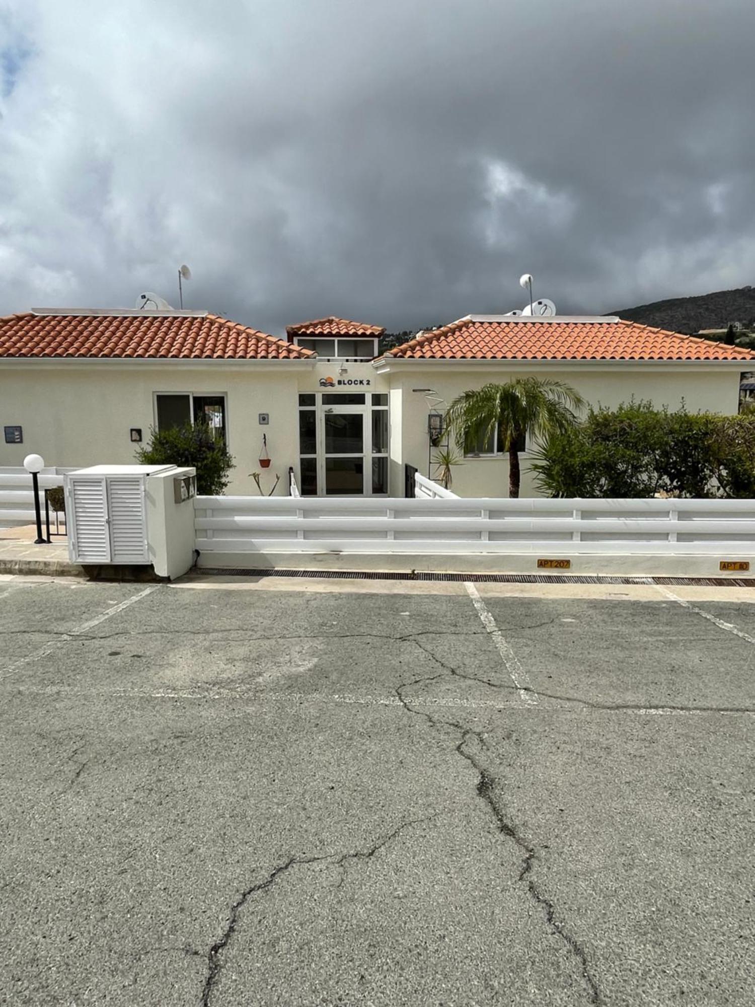 2 Bed Mountains And Costal Views With Pool *