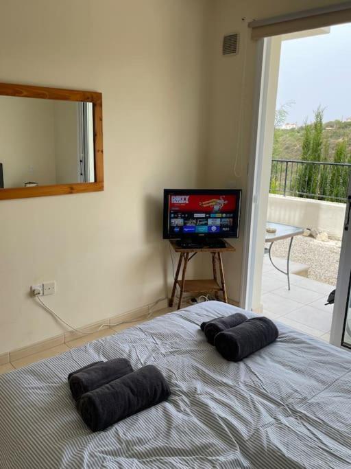 Apartment 2 Bed Mountains And Costal Views With Pool Paphos