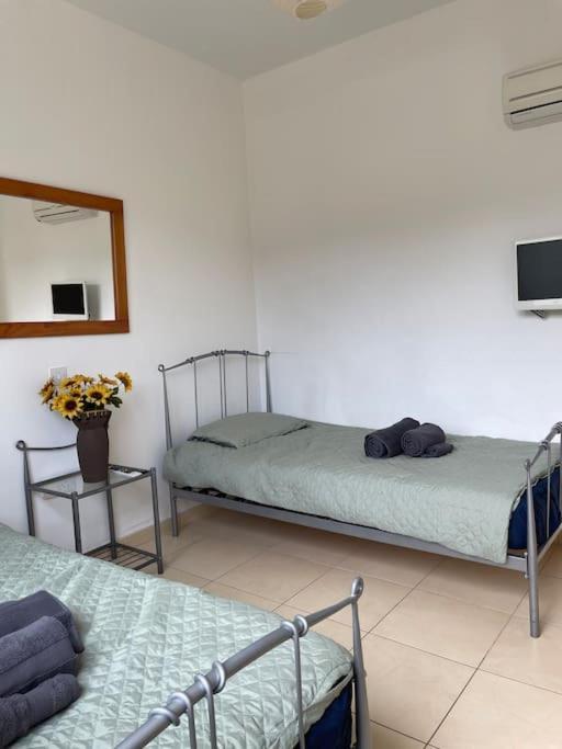 2 Bed Mountains And Costal Views With Pool Apartment