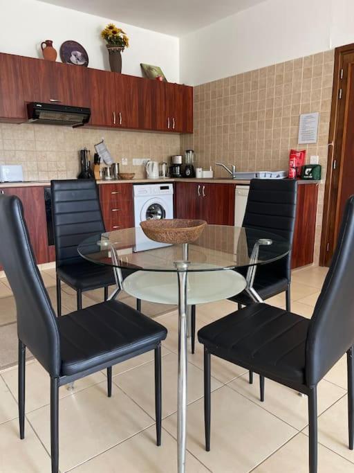 2 Bed Mountains And Costal Views With Pool Apartment